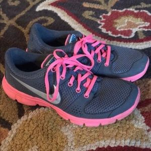 PINK AND GREY NIKE TENNIS SHOES WOMENS SIZE 7